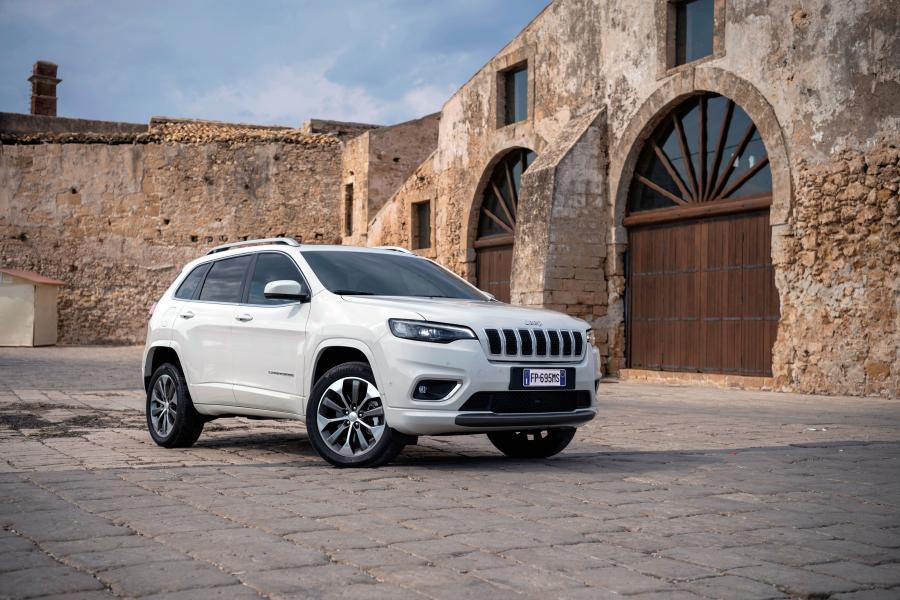  Jeep Cherokee Overland (KL) 2018 года  (WW) (фото 2 из 58)